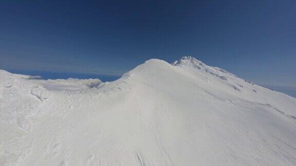 清晰的荒野环境、山景、冰雪山顶、自然景观、冬日鸟瞰图