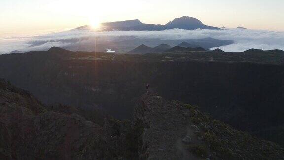 鸟瞰图一个人站在山上圣约瑟夫留尼旺