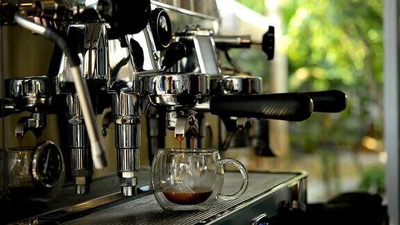 工作场所的女酒保女孩用咖啡机煮咖啡咖啡、卡布奇诺、咖啡、咖啡店、调酒师餐饮在关于咖啡的文章中使用