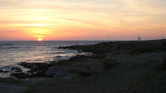 美丽多彩的地中海海滩上的日落独自把车停在美丽如画的地方凝视着风景一次圈
