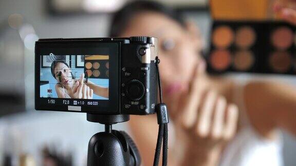 亚洲年轻女子博客录制视频化妆化妆在家在线影响社交媒体概念直播病毒