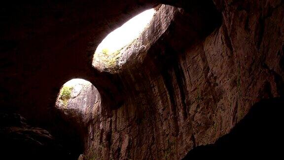保加利亚Prohodna洞穴的天花板上有两个眼睛一样的洞被称为上帝的眼睛