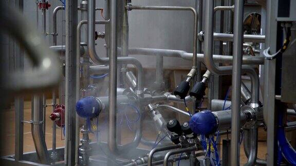 现代乳品厂的不锈钢温控阀门和管道乳品厂设备