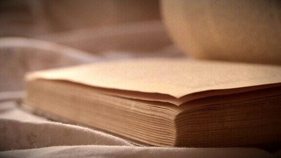 翻页的旧书特写躺在一个平面上