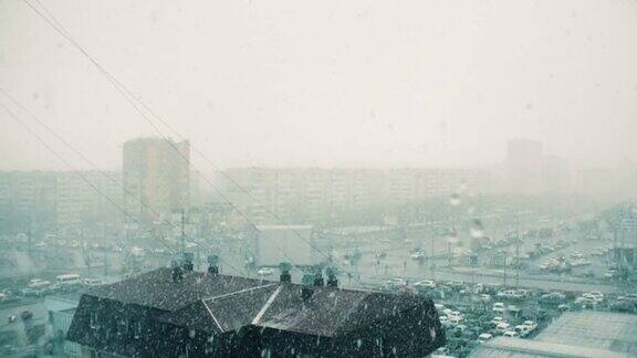 现代城市的恶劣天气和窗外的大雪景象