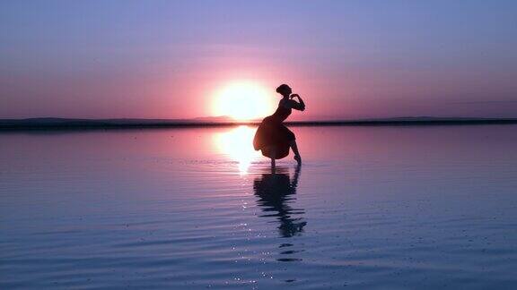 当太阳落山时在水面上跳舞