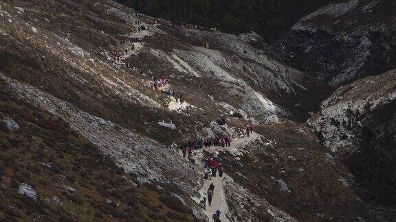 数万游客徒步在中国亚丁自然保护区的山脊