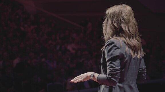 商业女性在金融会议礼堂公开演讲