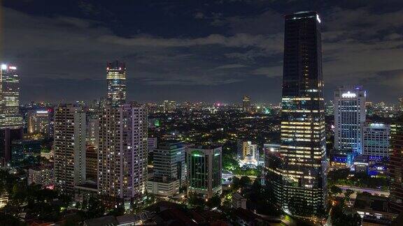 夜间照亮雅加达市中心的屋顶全景4k延时拍摄印度尼西亚