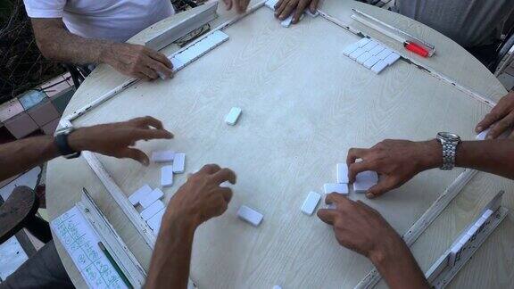 四名古巴老人在哈瓦那露天玩多米诺骨牌
