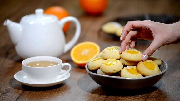 橘子酱饼干放一个碗里橘子饼干