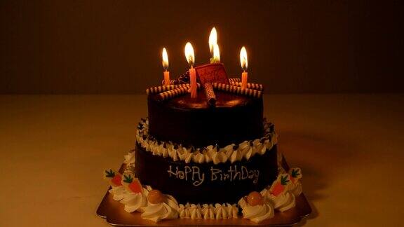 4k的生日蛋糕和燃烧的螺旋蜡烛