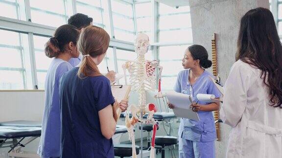 自信的医学院学生做关于人体骨骼系统的报告