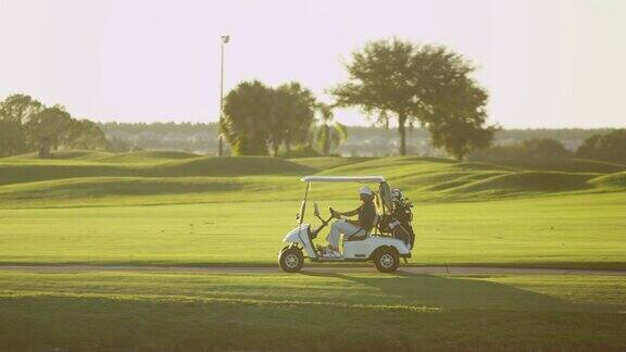 高加索高尔夫夫妇驾驶高尔夫球车穿过球场