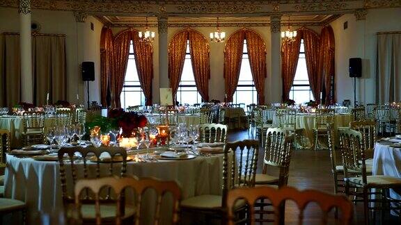 室内宴会厅婚宴餐桌装饰的插花