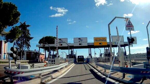 进入意大利主干道上的高速公路