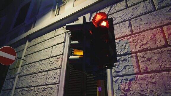 红绿灯交通灯亮着黄色和红色