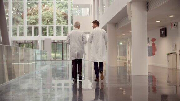 医生在医院里走路时说话的背影