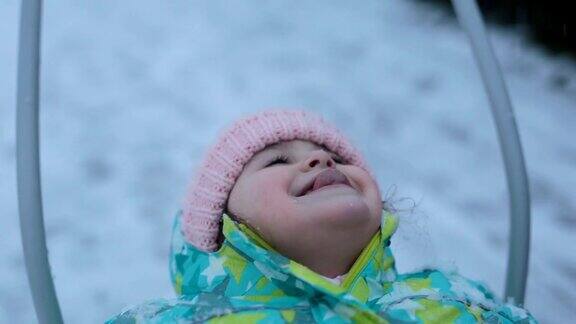 小女孩舔着吃着雪