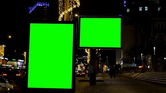 两块带有绿色屏幕的广告牌