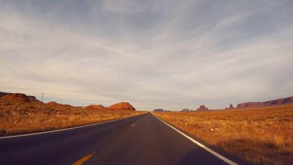 沿着犹他州峡谷旅行-在美国西部的公路旅行