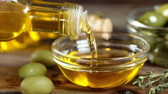 橄榄油从瓶子倒进碗里
