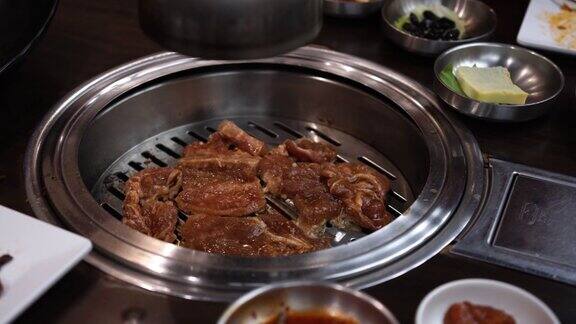 韩国菜韩式烧烤韩国烤肉韩国传统烤肉把肉切成方块放在烤架上配上泡菜和米饭