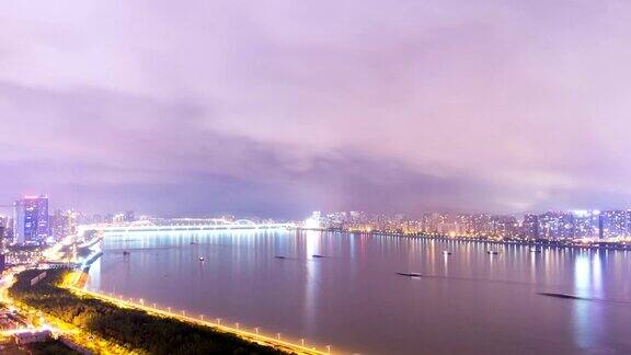 夜深人静杭州江畔的和现代建筑时光流逝
