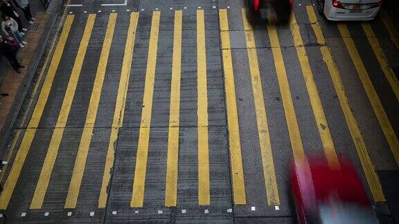 慢镜头:行人穿过香港九龙弥敦道旺角花园街市的人行横道