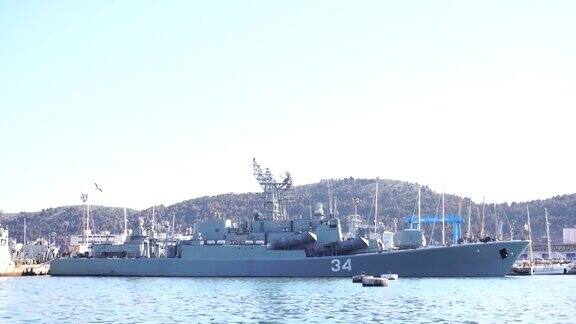 一艘军舰停泊在黑山的一个港口