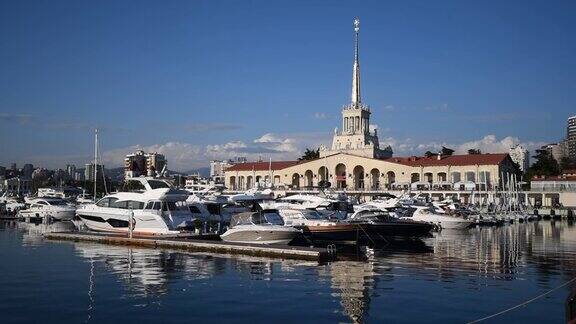 俄罗斯索契的海港和黑海在温暖的春天
