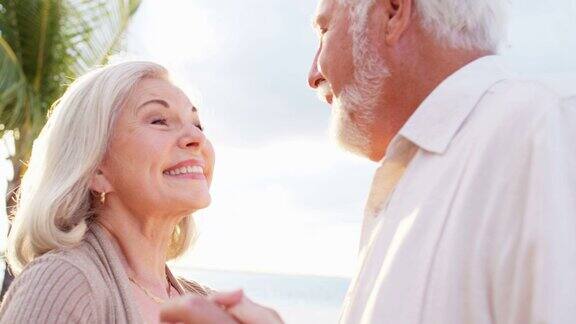 浪漫的白人老年情侣在酒店甲板上跳舞