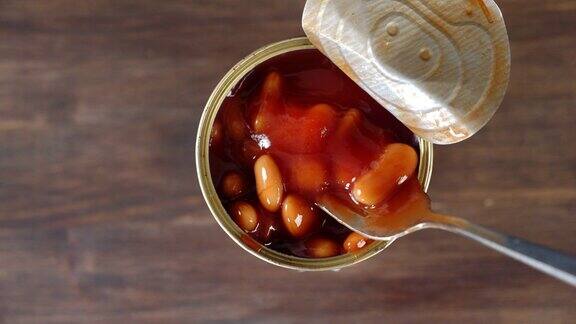 桌上放着一罐番茄酱豆子