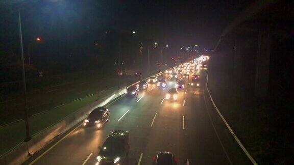 夜间高速公路上车流的气氛