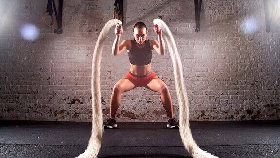 在健身房练习绳索慢动作