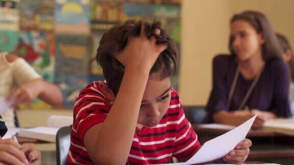 西班牙男学生的坏成绩在课堂上悲伤的男孩