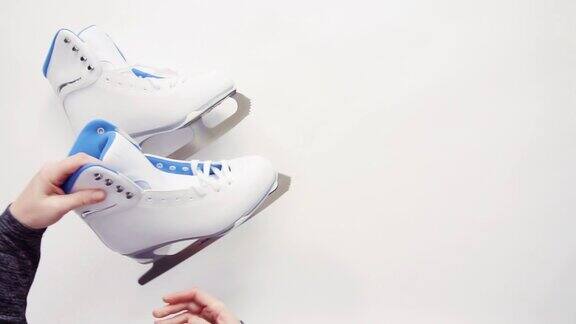 新的花样滑冰鞋在一个白色的背景摆放