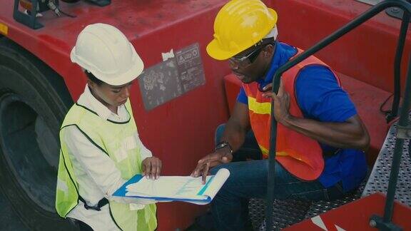 两个集装箱码头的员工在港口工作和交谈慢镜头