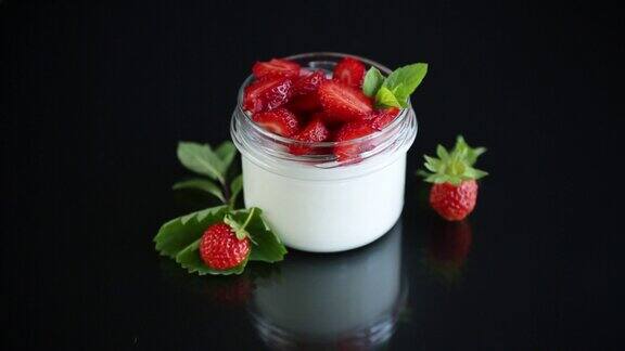 甜甜的自制酸奶配上新鲜成熟的草莓装在玻璃罐里