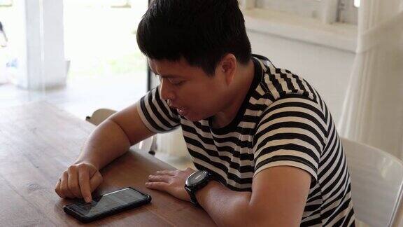 一名亚洲男子用智能手机浏览网页