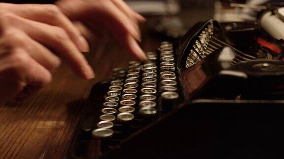 DS女人的手在旧打字机上打字
