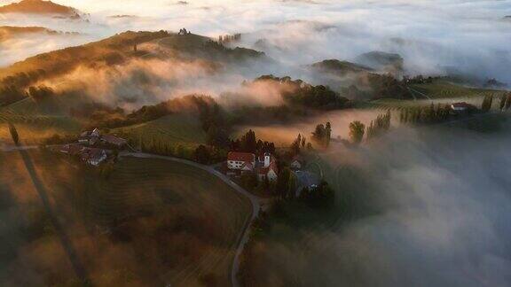 日出时浓雾笼罩的山顶空中教堂