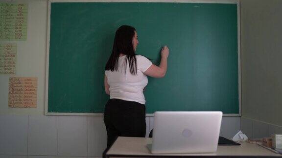 教师使用笔记本电脑进行在线或视频课程