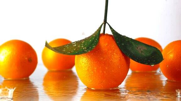 水滴在成熟的橘子上