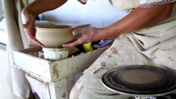 陶工雕刻陶土小壶