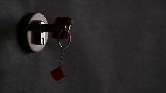 4K-黑暗中一只手把钥匙插进锁里