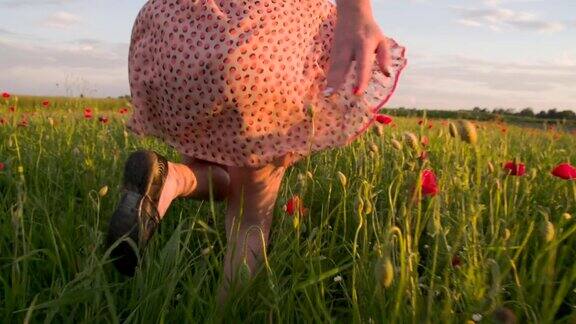 在草丛中奔跑的年轻女子