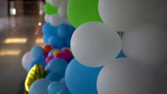 近距离观察庆典大厅里的彩色气球主题在右边