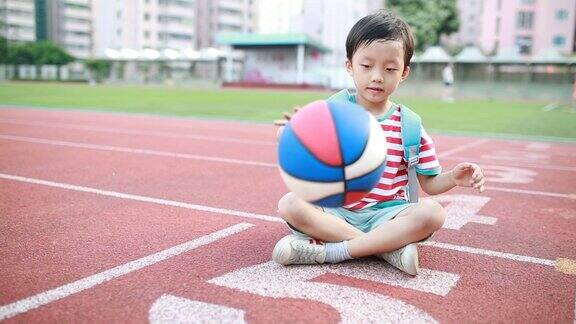 可爱的亚洲儿童打篮球
