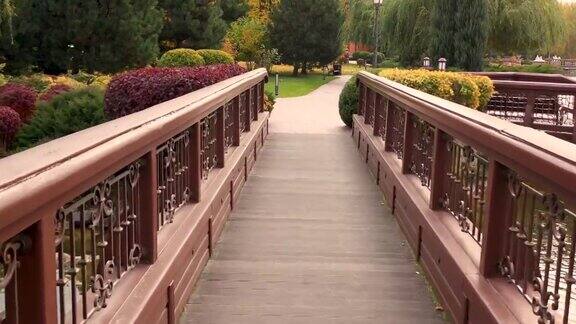 秋天黄色公园里的棕色实心木桥
